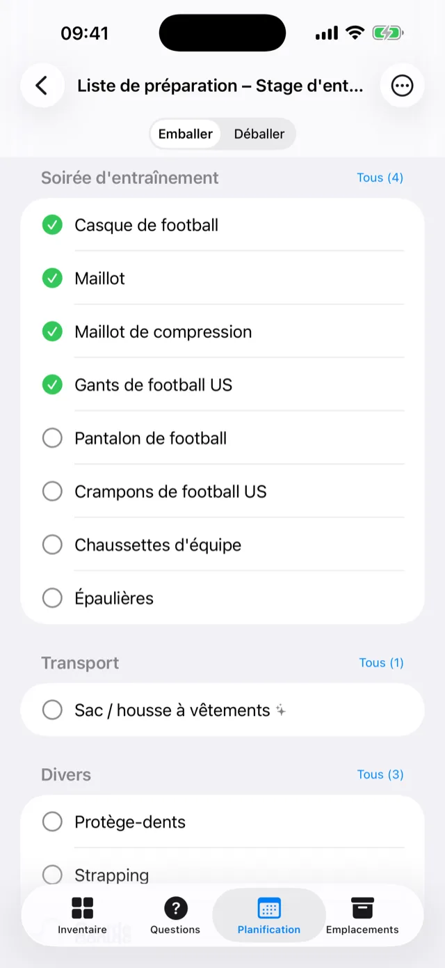 Une liste de bagage à moitié cochée pour un rendez-vous